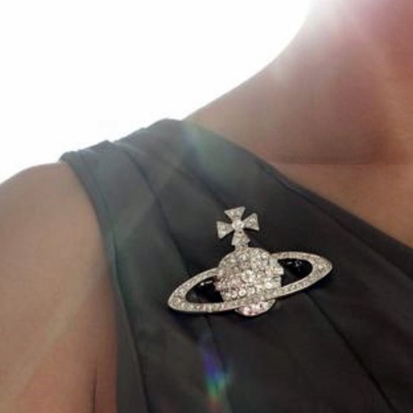 NEW VIVIENNE WESTWOOD Silver Bas Relief ORB BROOCH - Picture 3 of 8